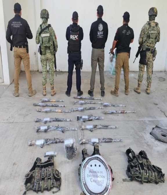 Elementos de seguridad junto a explosivos asegurados