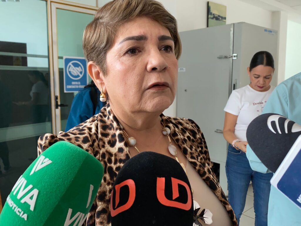 Cecilia Ramírez Montoya hablando con los medios