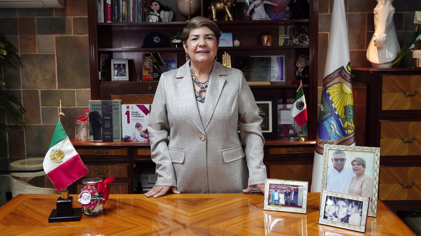 Alcaldesa de Guasave Cecilia Ramírez Montoya posando para la foto