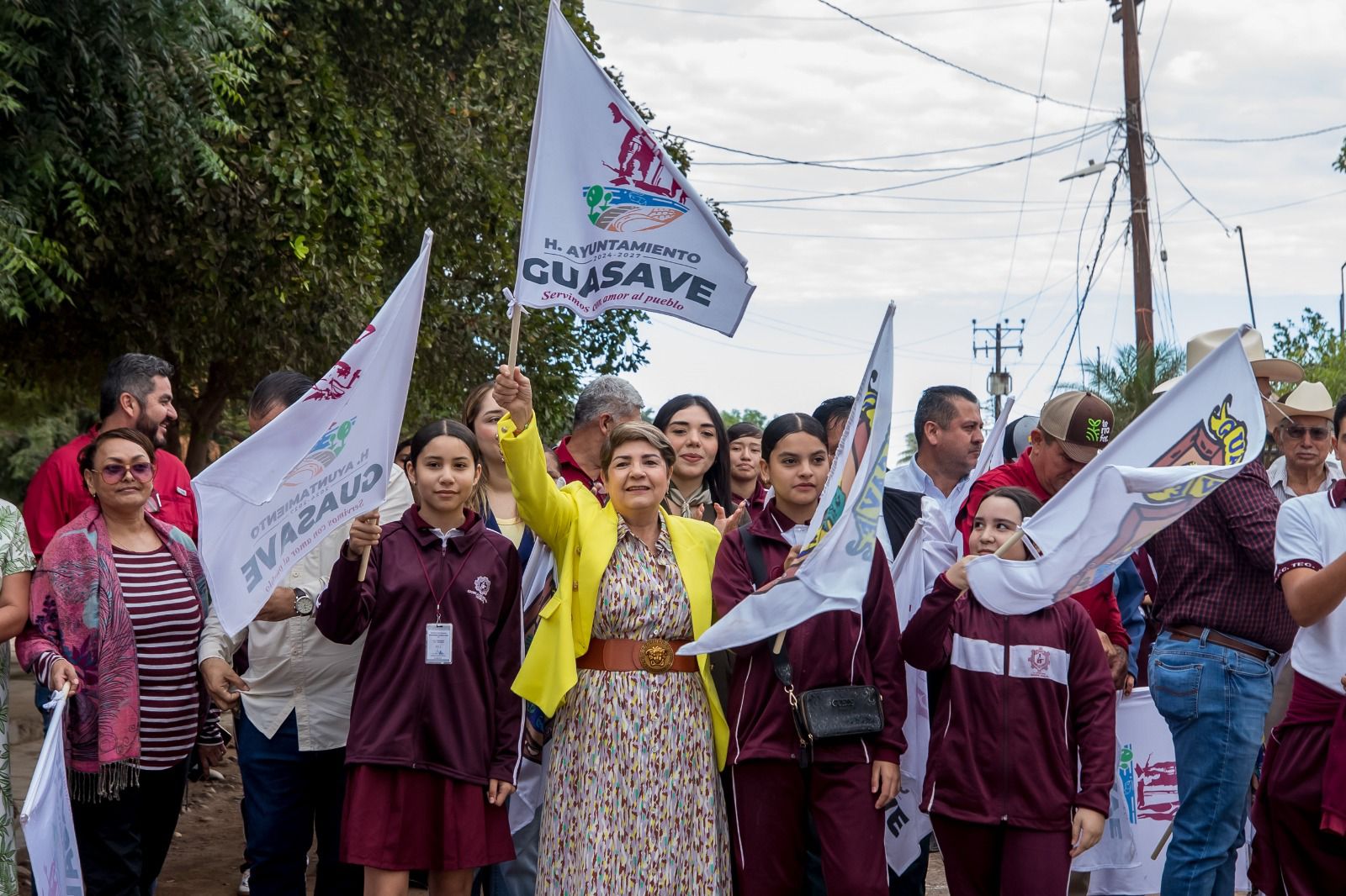 Cecilia Ramírez Montoya con vecinos de La Brecha