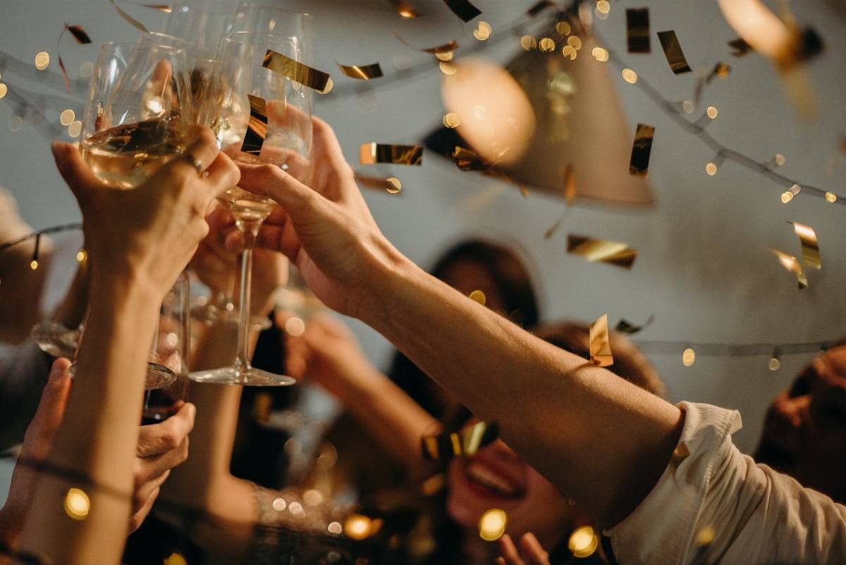 Personas levantando copas con bebidas