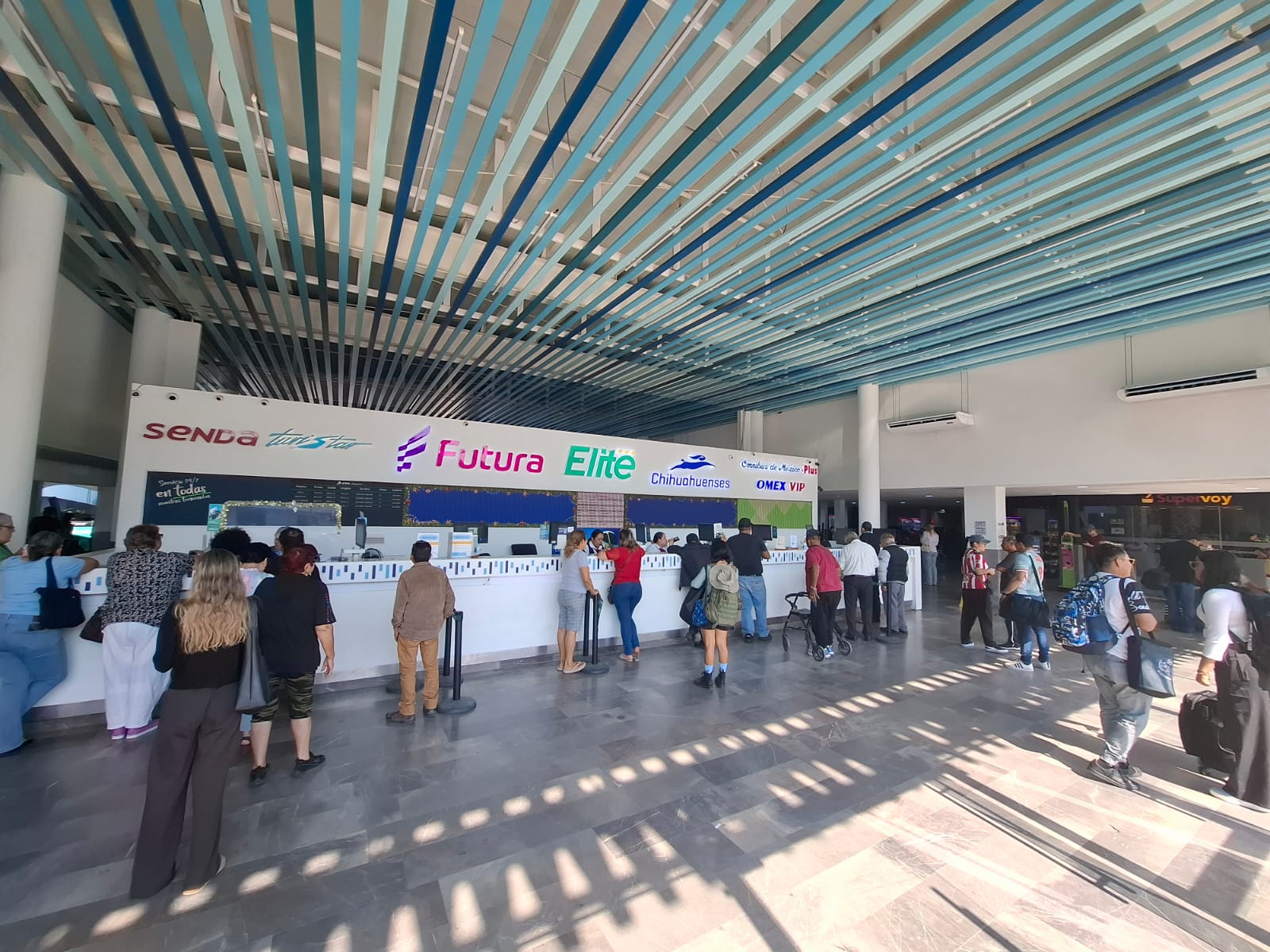 Personas haciendo fila en la Central de Autobuses de Mazatlán
