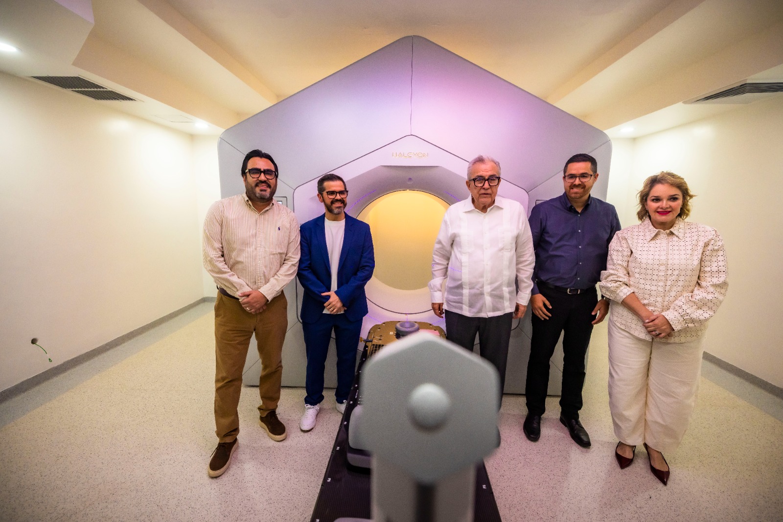 Rocha Moya, Juan de Dios Gámez y rerpresentantes de salud inaugurando el Centro Estatal de Radioterapia