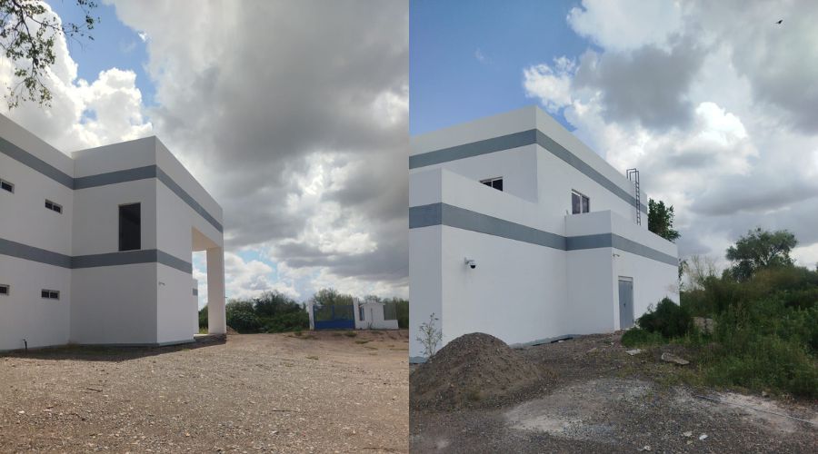 Edificio color blanco por lateral y por detrás, cielo azul con nubes