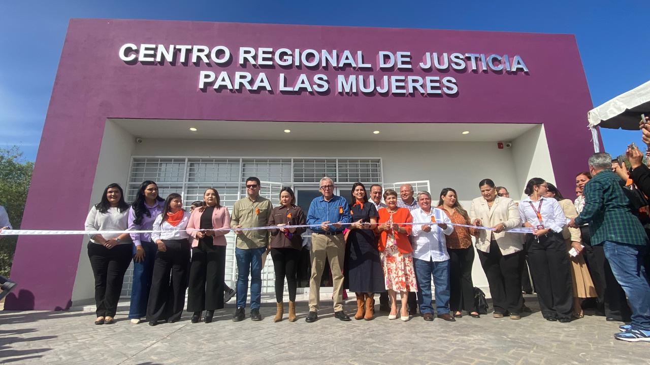 Personas atrás de un listón a punto de cortarlo por la inauguración del instituto