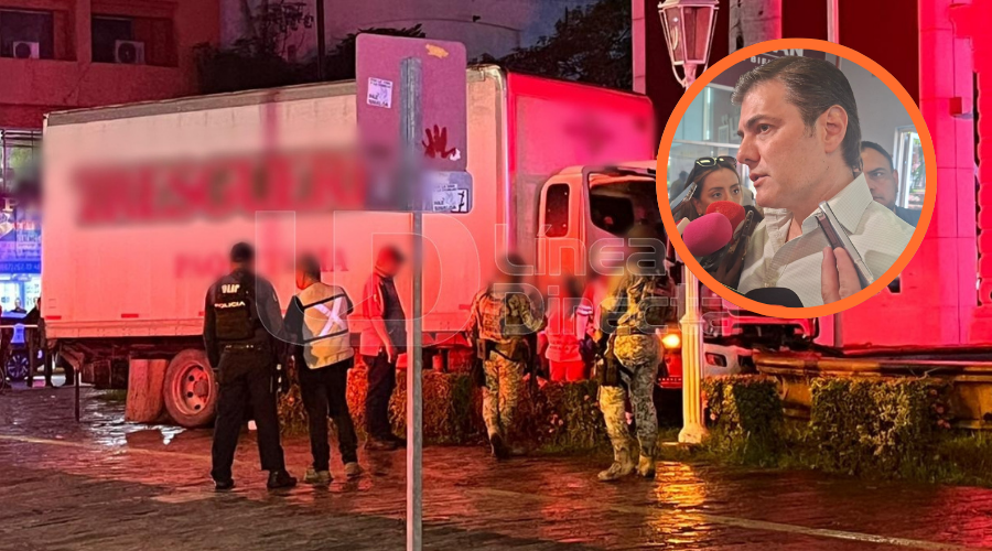 Camión de paquetería chocado frente a el Ayuntamiento de Culiacán