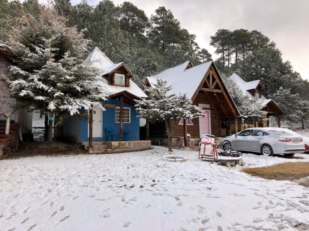 Cabañas en un lugar con nieve