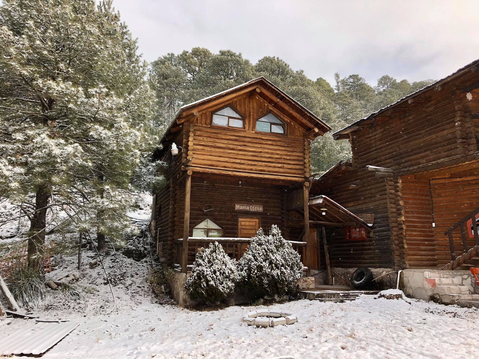 Cabaña en un lugar nevando