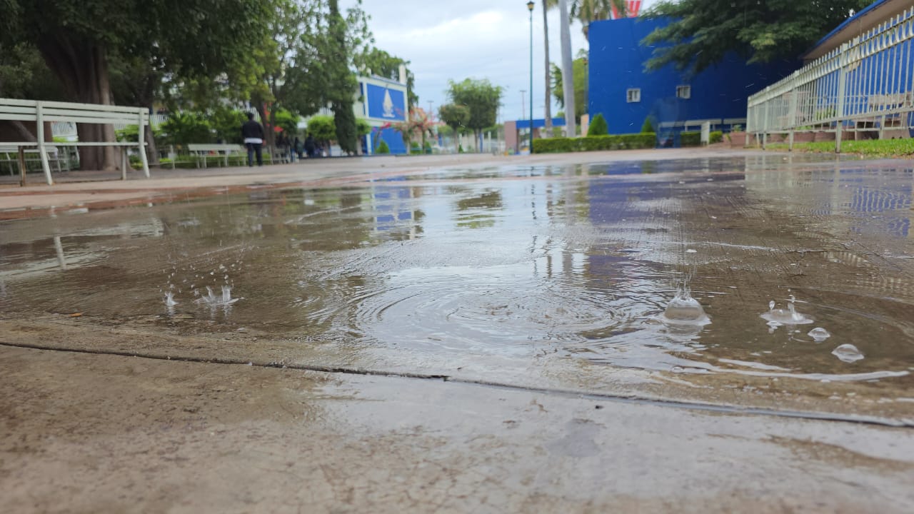 Charco de lluvia en un piso