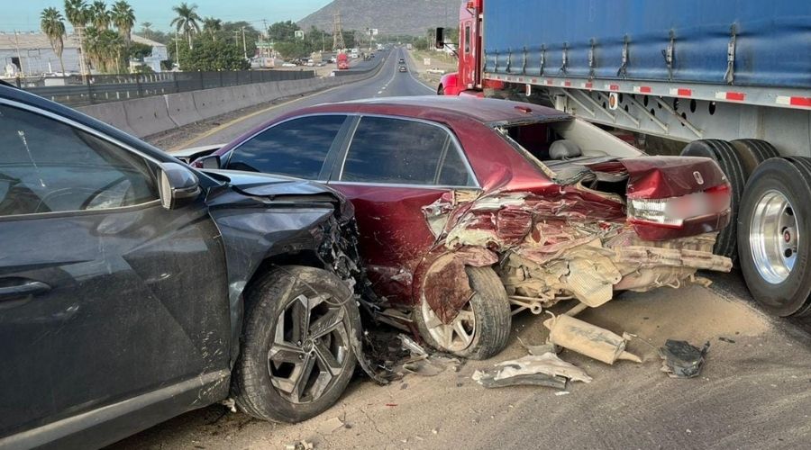 Carros impactados en la carretera