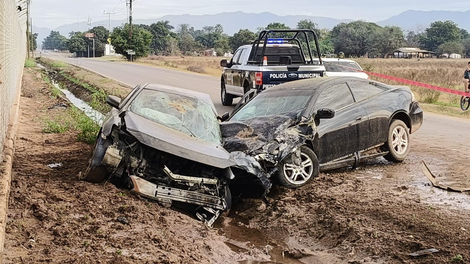 Dos carros chocados por la parte frontal