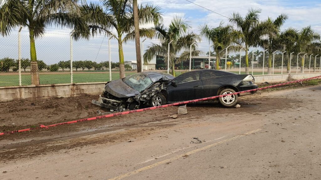 Cinta roja de peligro junto a accidente de dos carros