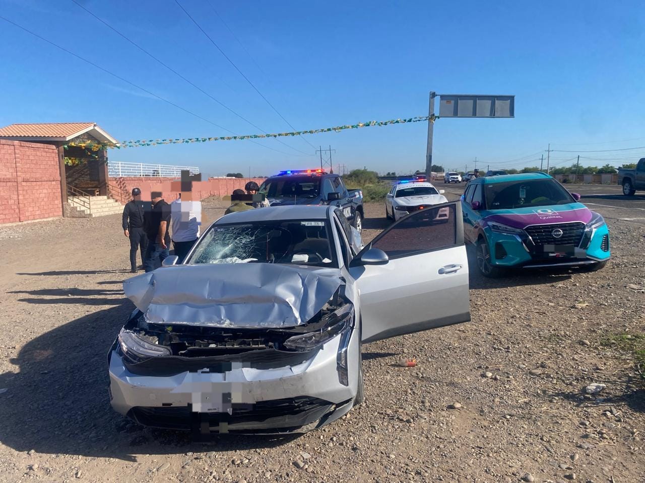 Vehículo chocado de la parte frontal y autoridades atrás