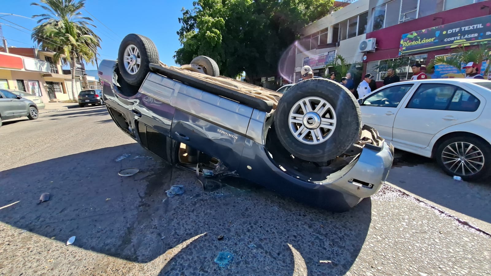 Choque deja volcadura y lesionados en Los Mochis