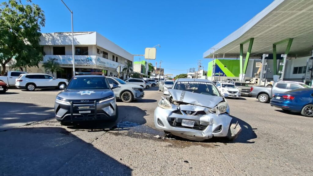 Choque deja volcadura y lesionados en Los Mochis