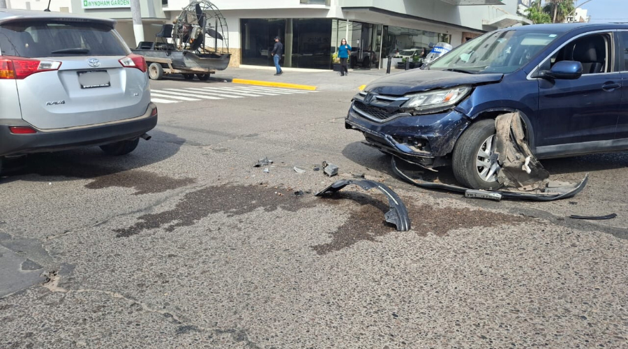 Dos autos dañados por un choque