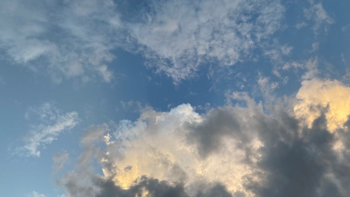 Cielo azul con nubes blancas y grises