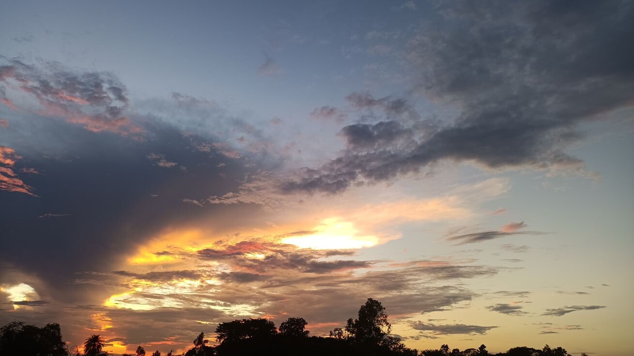 Amanecer con cielo con nubes