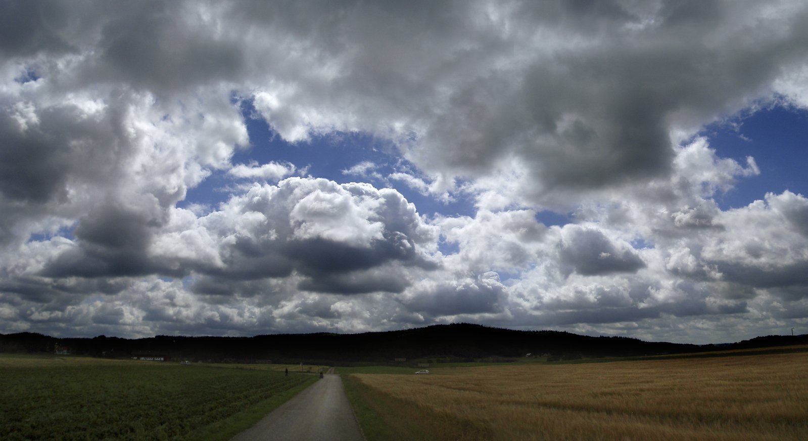 Cielo con nubes en un campo.