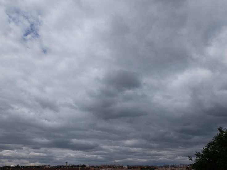 Cielo cubierto de nubes color gris