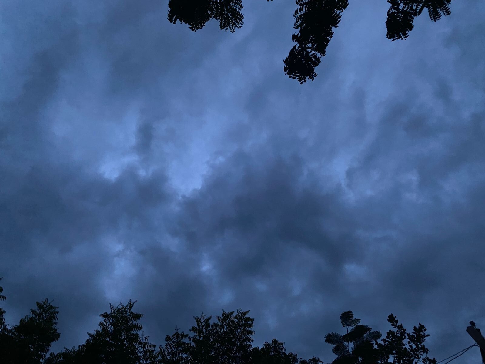 Cielo nublado en tonos grises oscuro