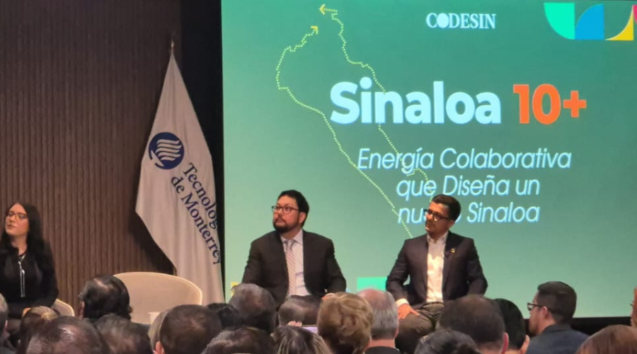 Autoridades de Codesin en plena conferencia y detrás el banner del plan Sinaloa 10+