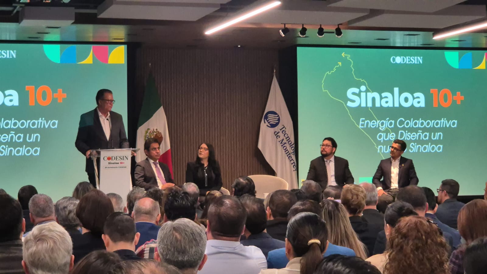 Personas asistiendo a un evento de Codesin