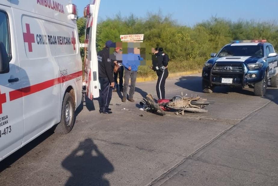 Unidades y elementos de la cruz roja y policía municipal de guasave, una motocicleta tirada en el suelo después de una colisión