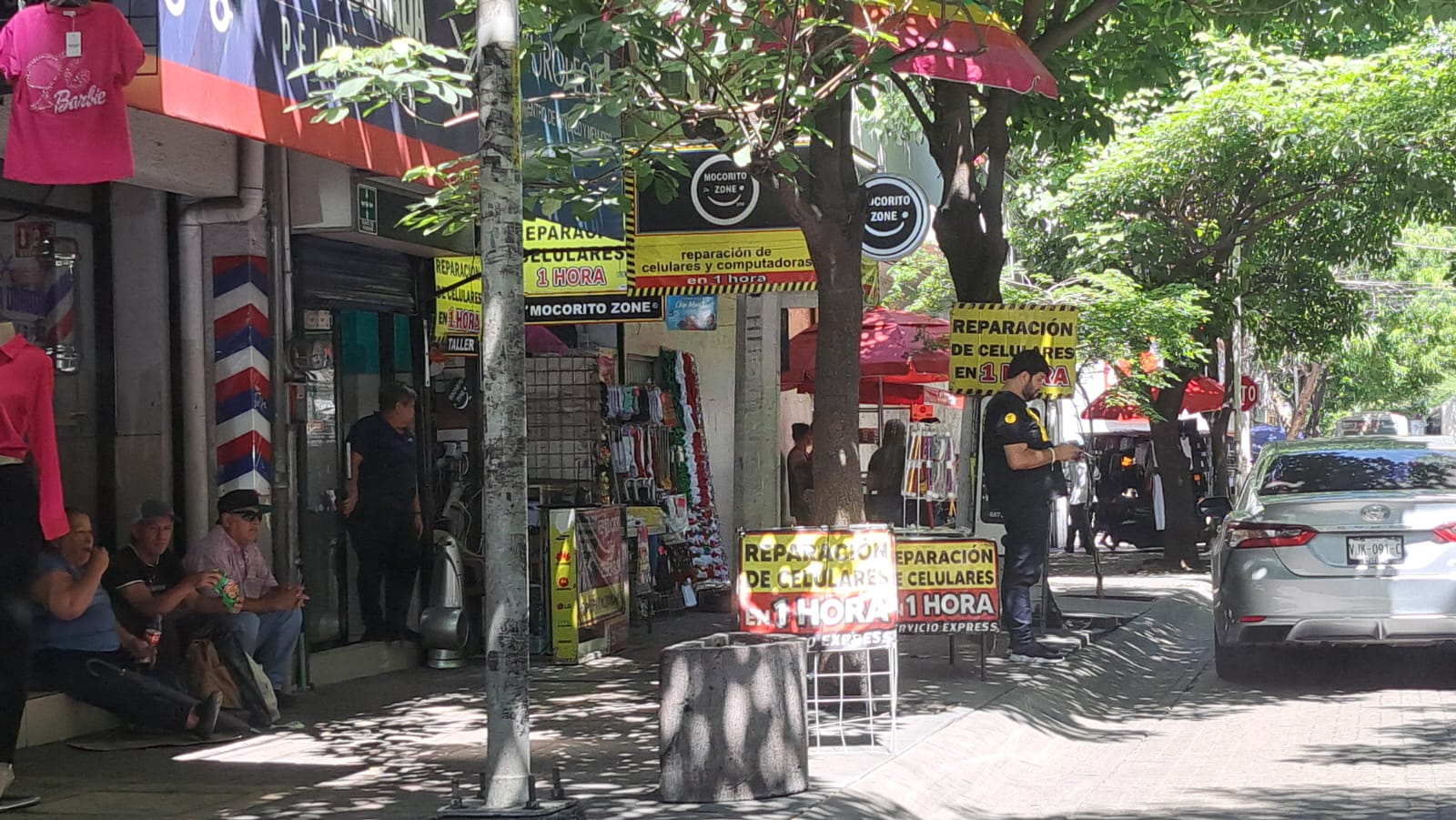 Calle de Culiacán donde se ubican varios comercios, personas transitando por el lugar