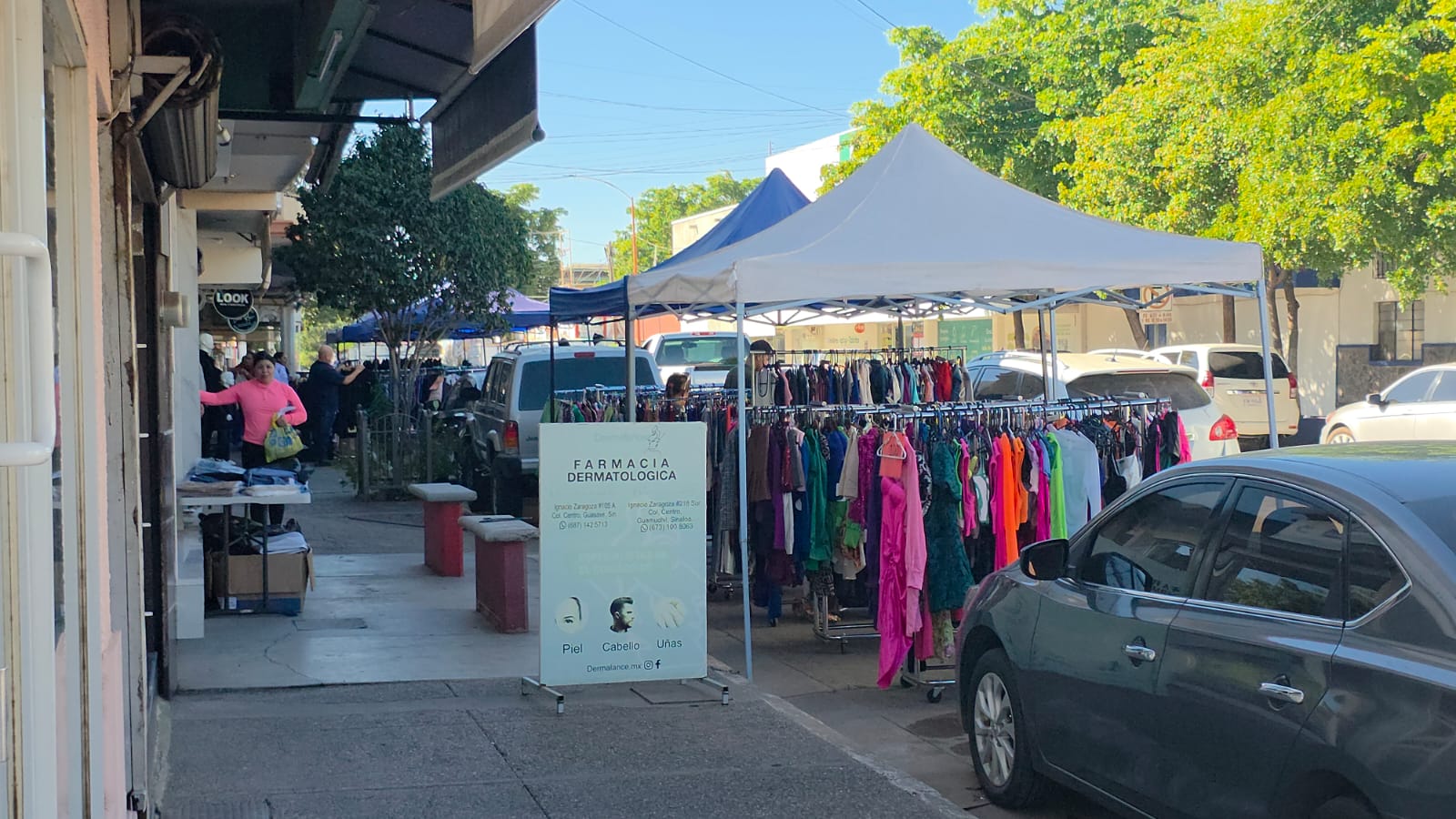 Negocios y puestos en banquetas con personas comprando