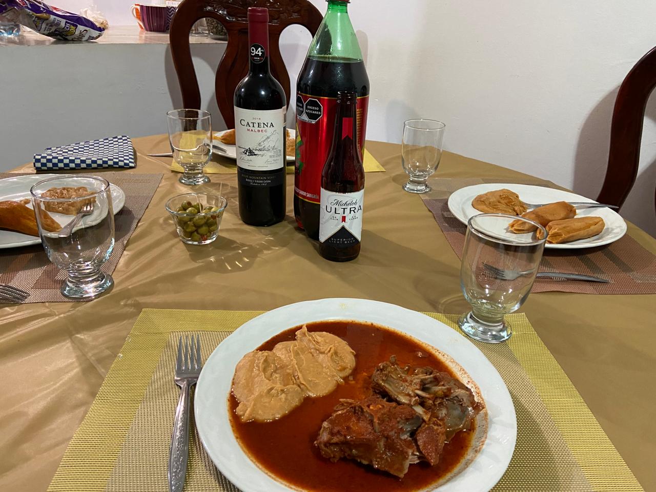 Platillo de barbacoa y bebidas