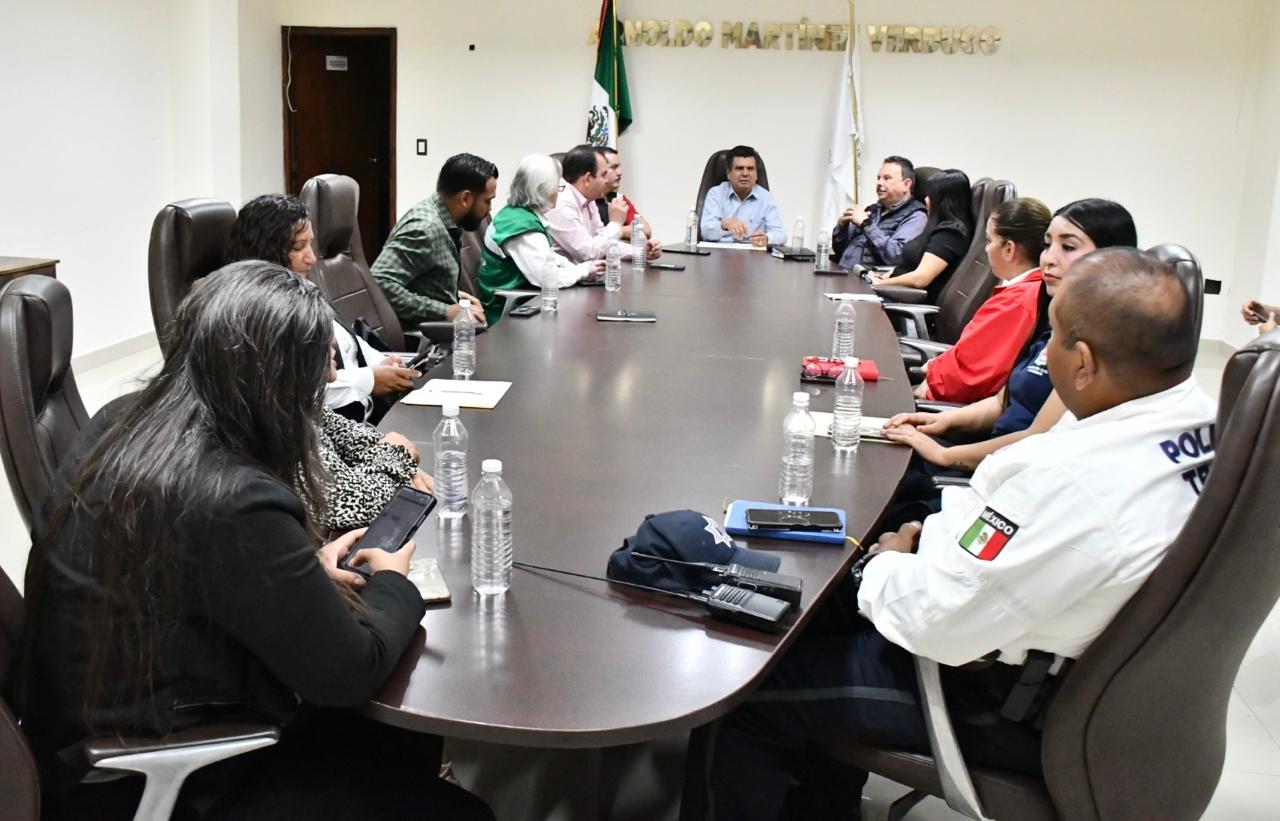 Comité Municipal de Salud sentado en una mesa