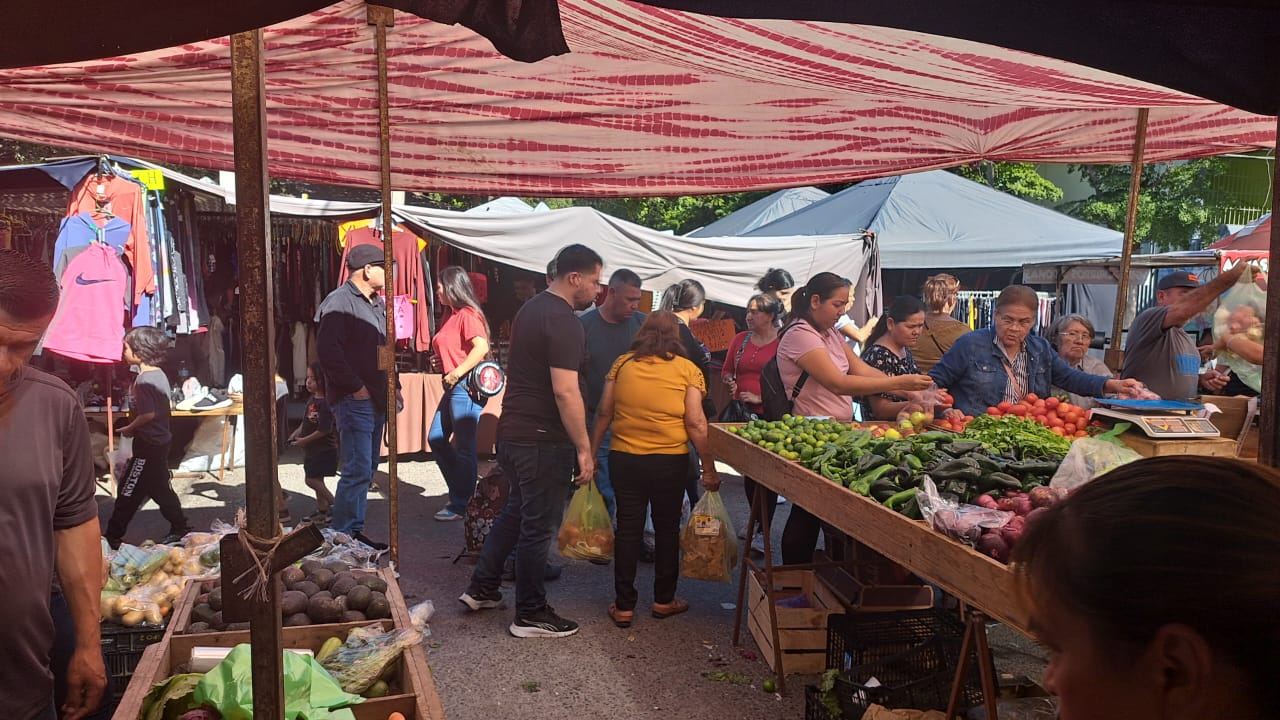 Personas realizando compras en un mercado