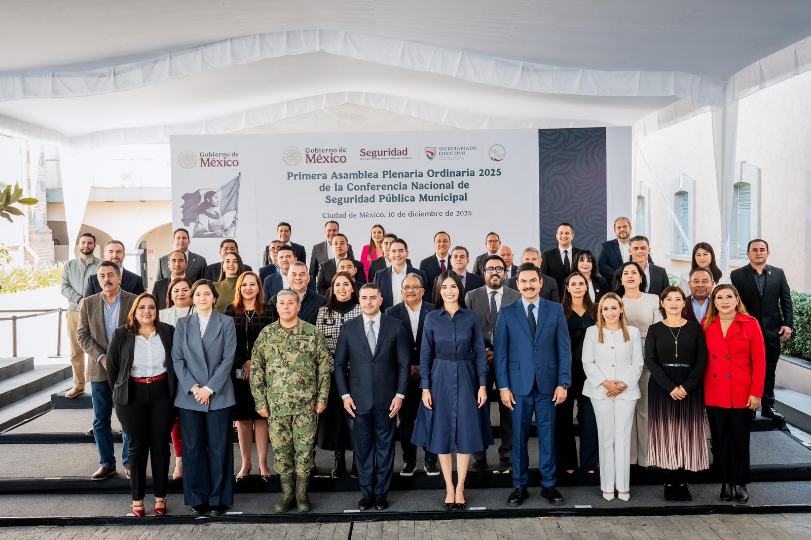Asistentes a la Conferencia Nacional de Seguridad Pública Municipal posando para la foto