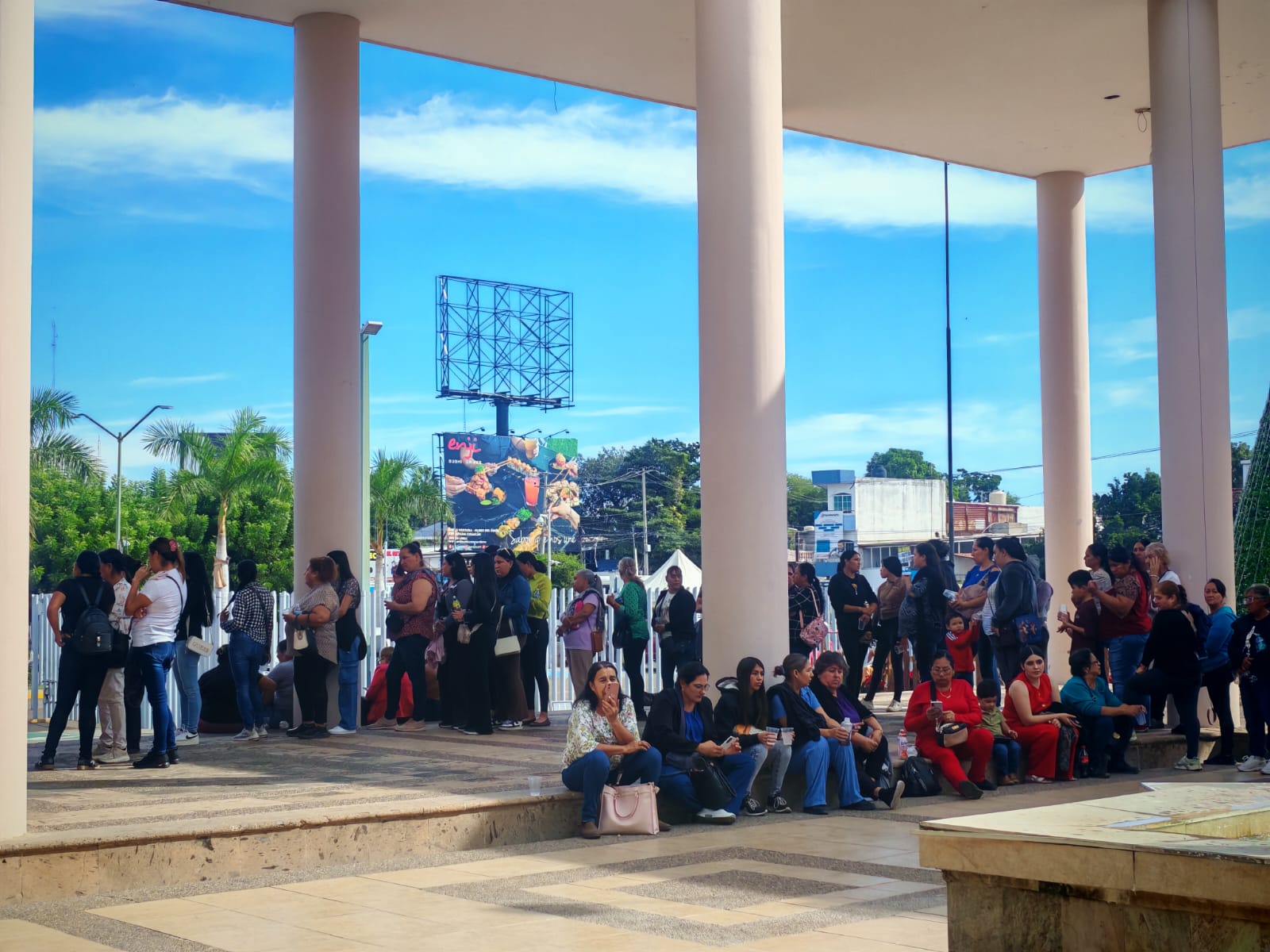 Mujeres paradas y sentadas en el Congreso de Sinaloa
