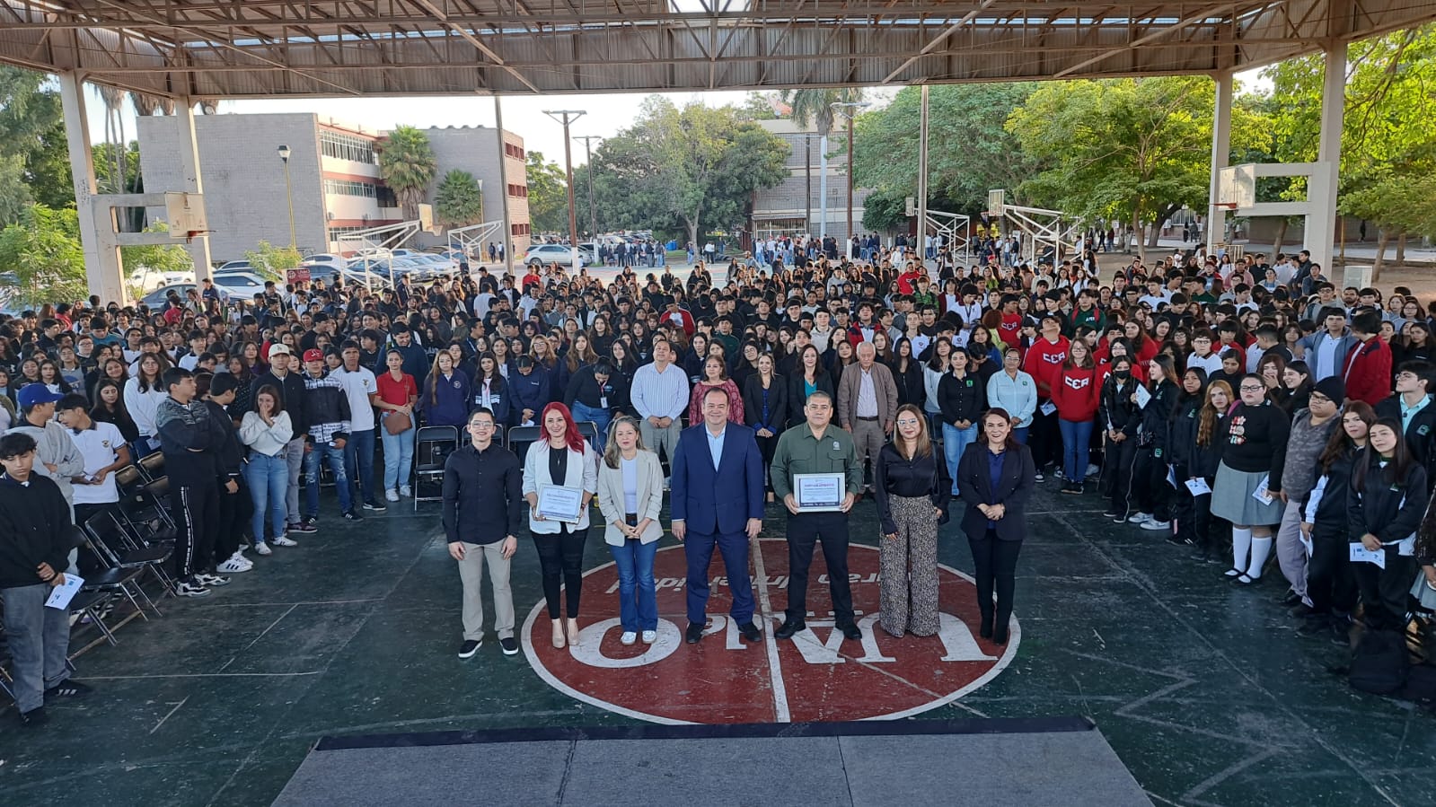 Alumnos en congreso formados con autoridades de Patronato Pro-Educación del Municipio de Ahome
