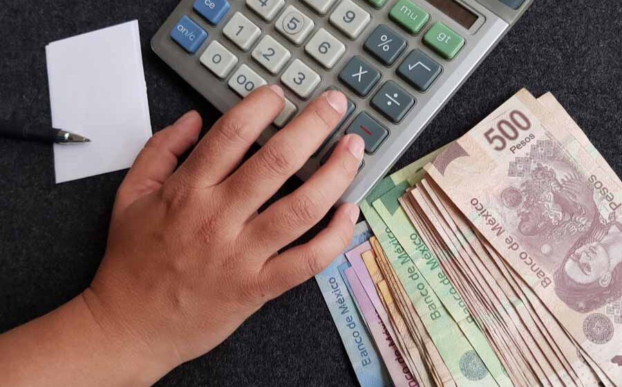 Conteo de billetes de pesos mexicanos