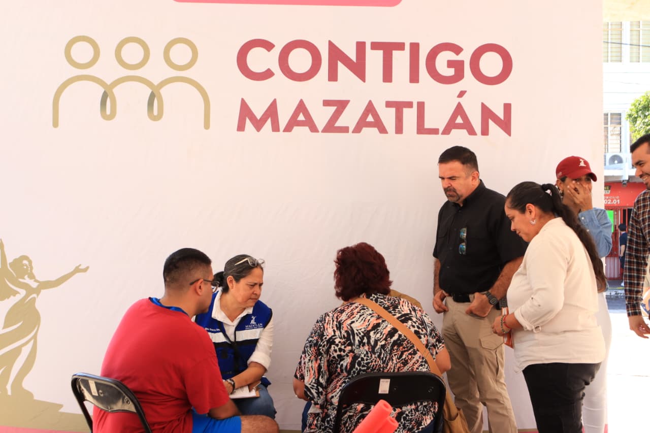 Personas reunidas conversando