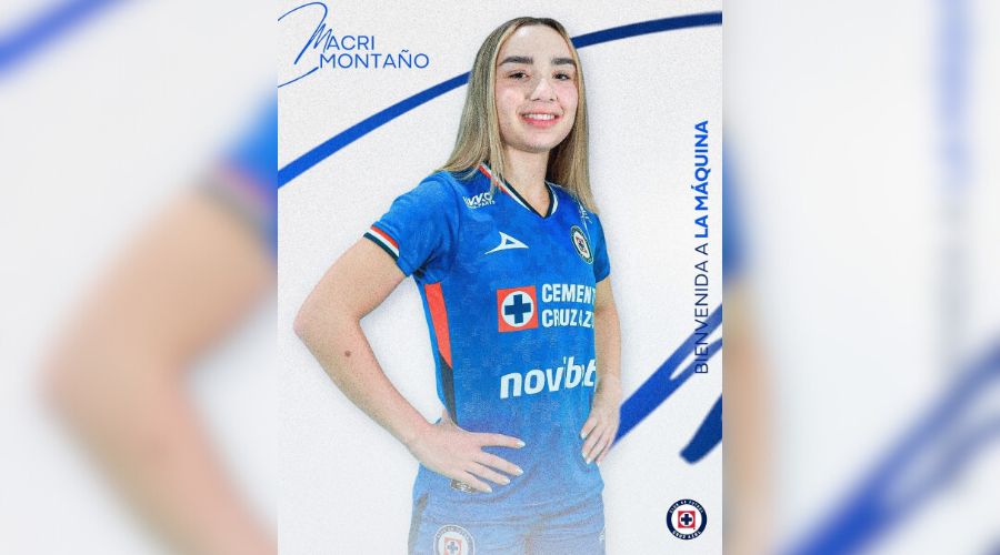 Mujer sonriendo con las manos en la cintura usando un uniforme deportivo de futbol color azul