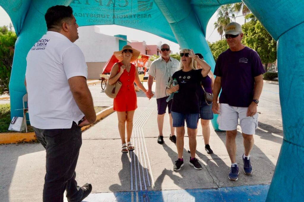 Turistas arribando al puerto de Mazatlán