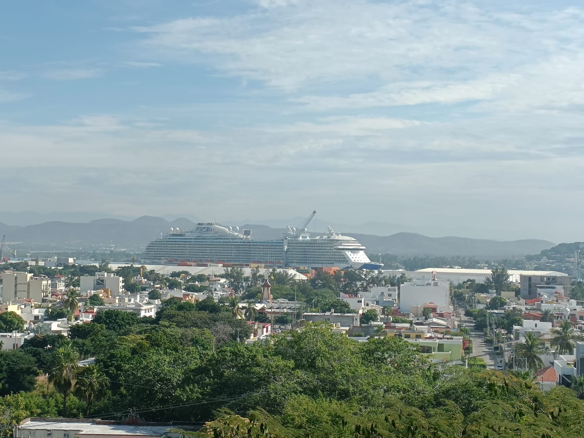 Navío Royal Princess, crucero con miles de turistas en Mazatlán