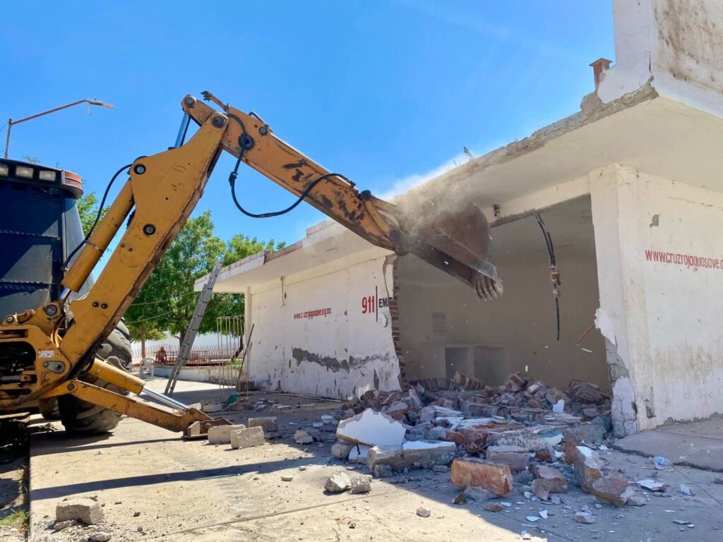 Máquina destruyendo edificio antiguo de la Cruz Roja