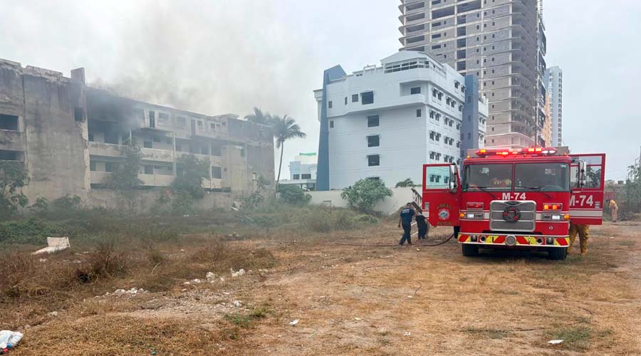 Cuerpos de seguridad sofocan incendio en hotel abandonado de Mazatlán
