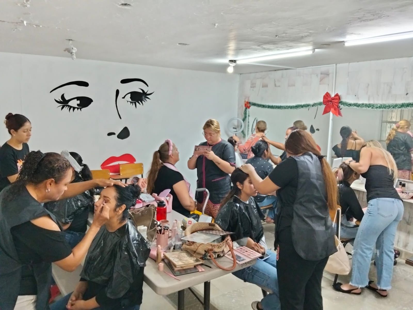 Mujeres reunidas realizando maquillajes