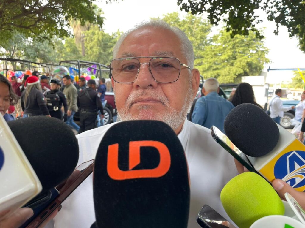 Cutberto Ríos Beltrán hablando con los medios