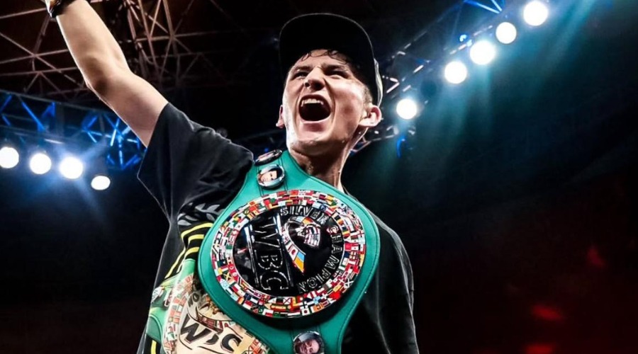 David Picasso porta el cinturón de boxeo de la WBC