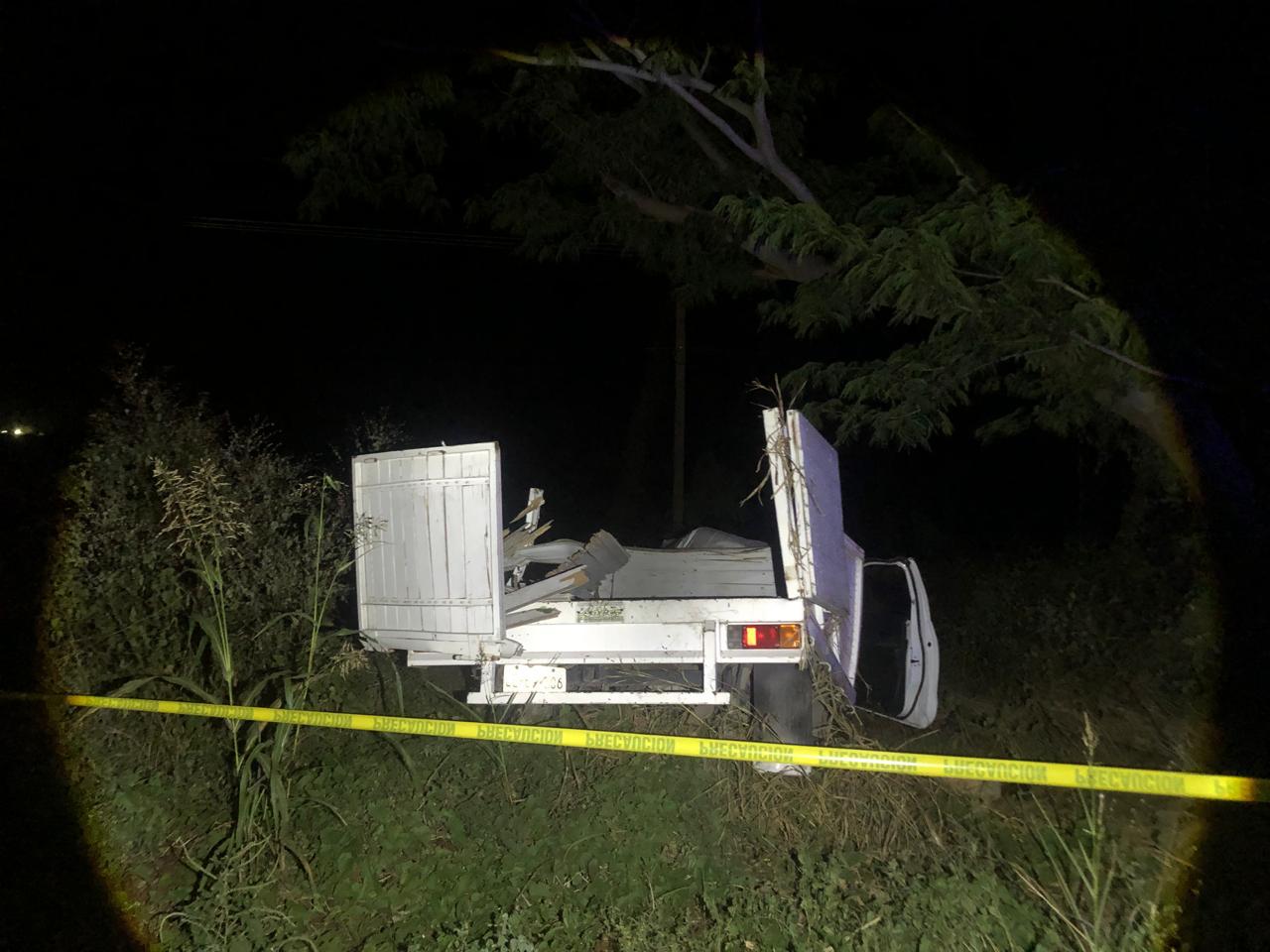 camioneta Nissan NP300 de color blanco en una zona acordonada