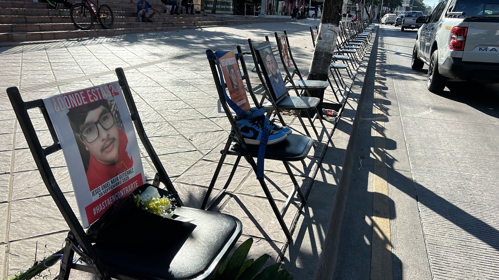 Sillassobre la banqueta con una foto sobre el respaldo