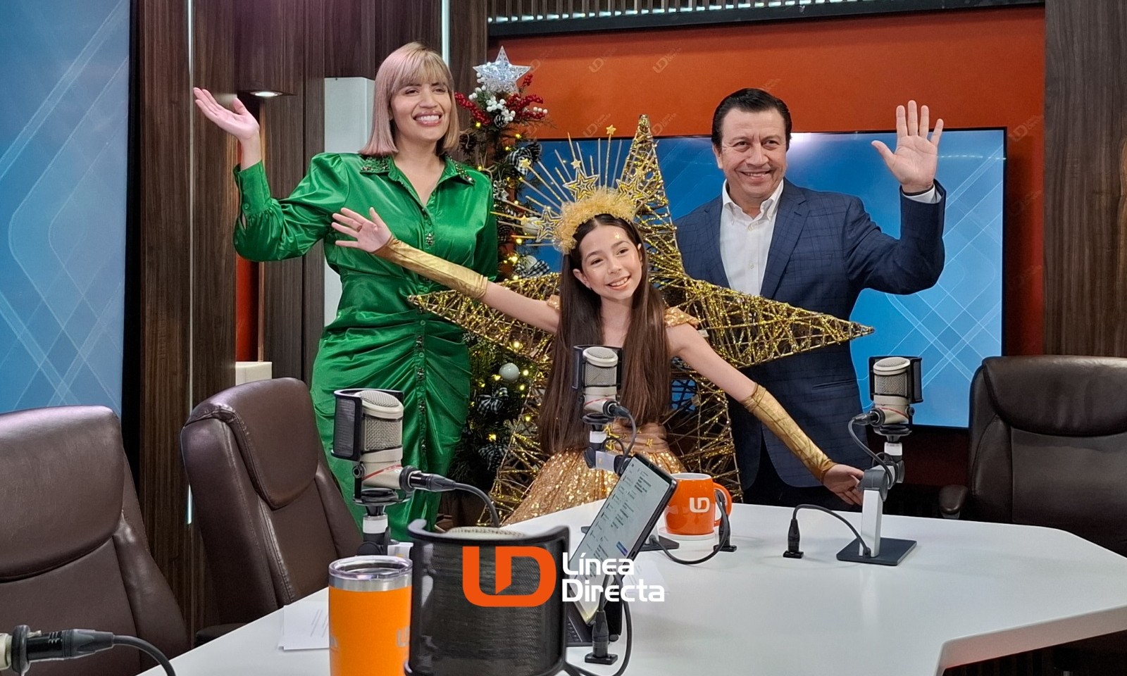 Personas haciendo pose estirando los brazos en un estudio de grabación