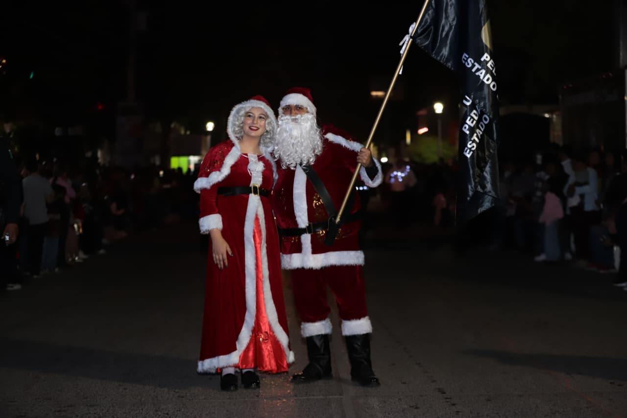 El Mundo de Santa ilumina la ciudad con un desfile navideño